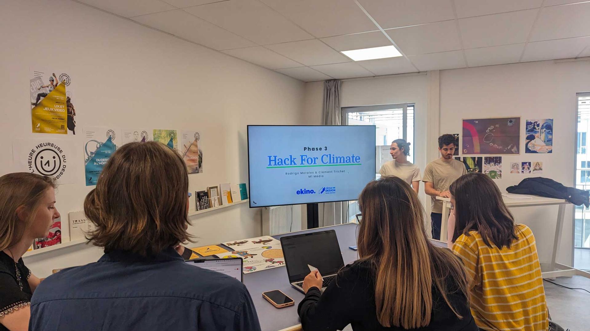 groupe de travail lors du hackathon dédié au climat