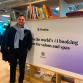 une photo Lewis Dingley devant une affiche fresha
