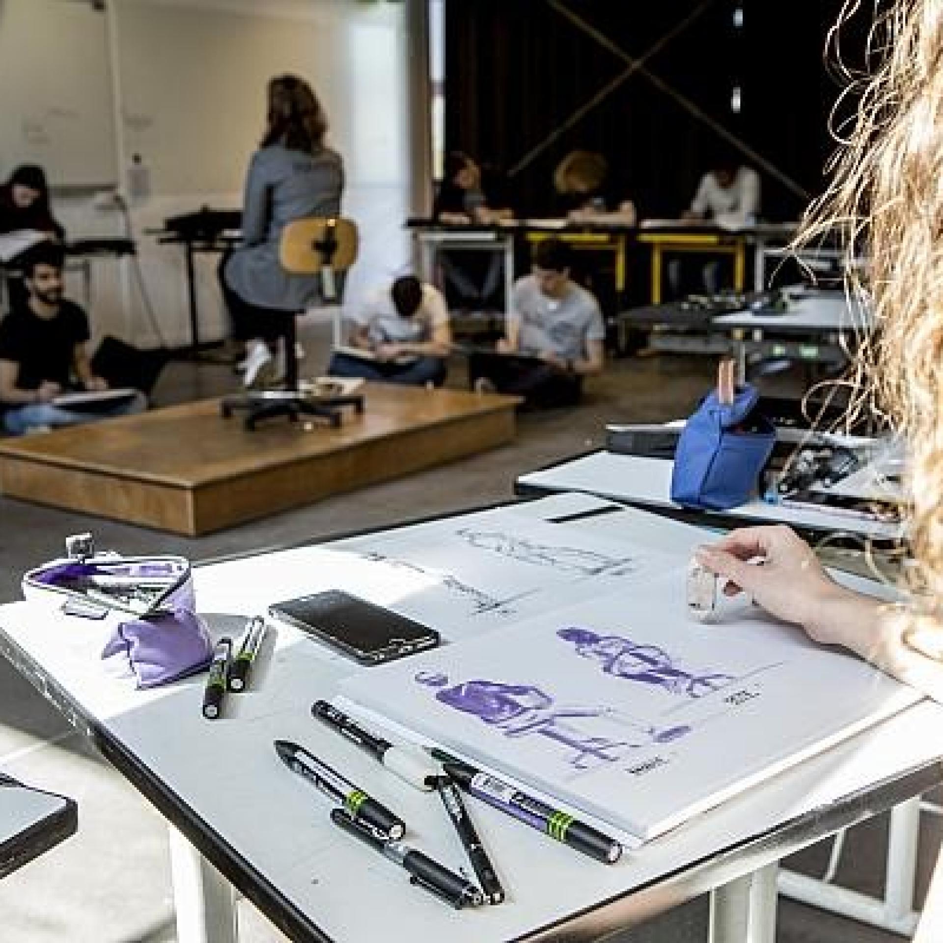 Etudiante de l'école de design de Nantes atlantique en train de dessiner