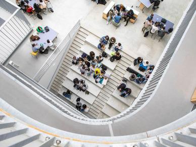 Les étudiants investissent les marches de l’agora