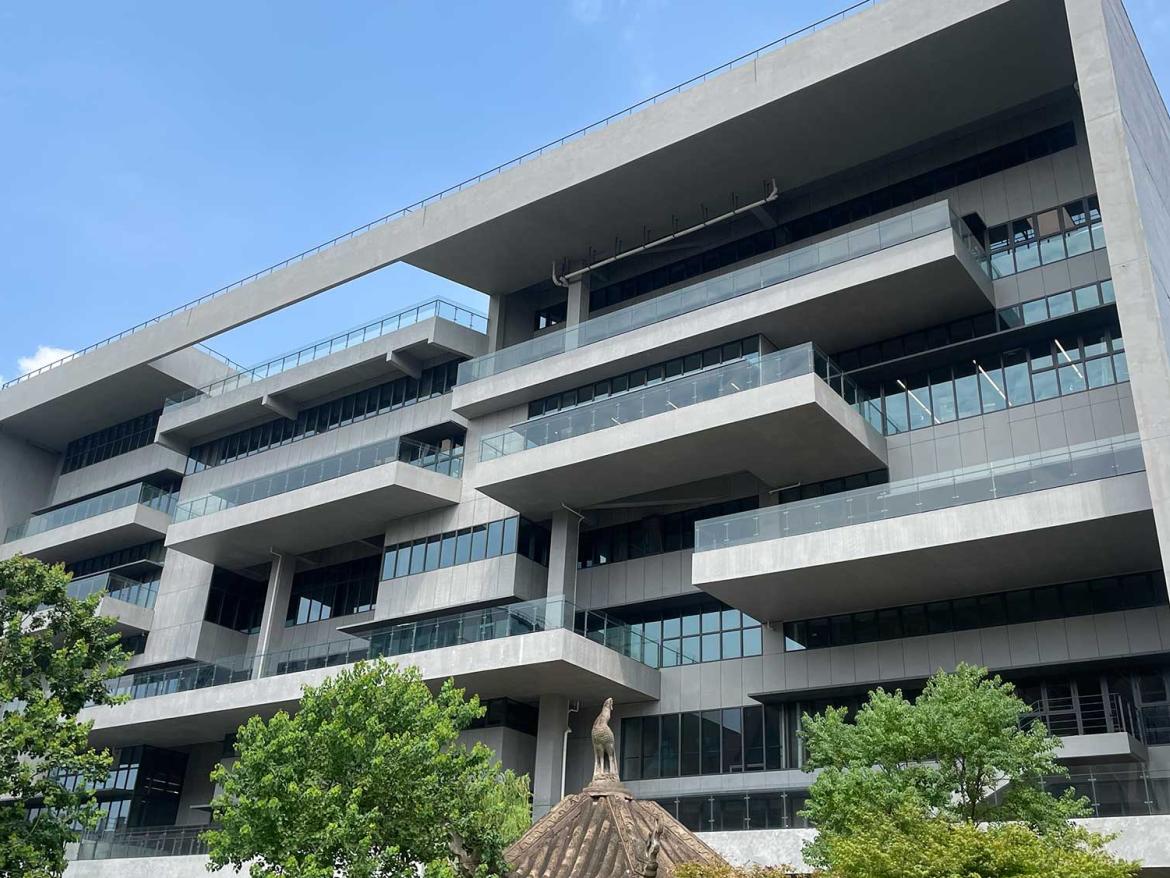 Le China Studio s’intègre dans le campus de Shanghai University, au sein du bâtiment de Shanghai Academy of Fine Arts