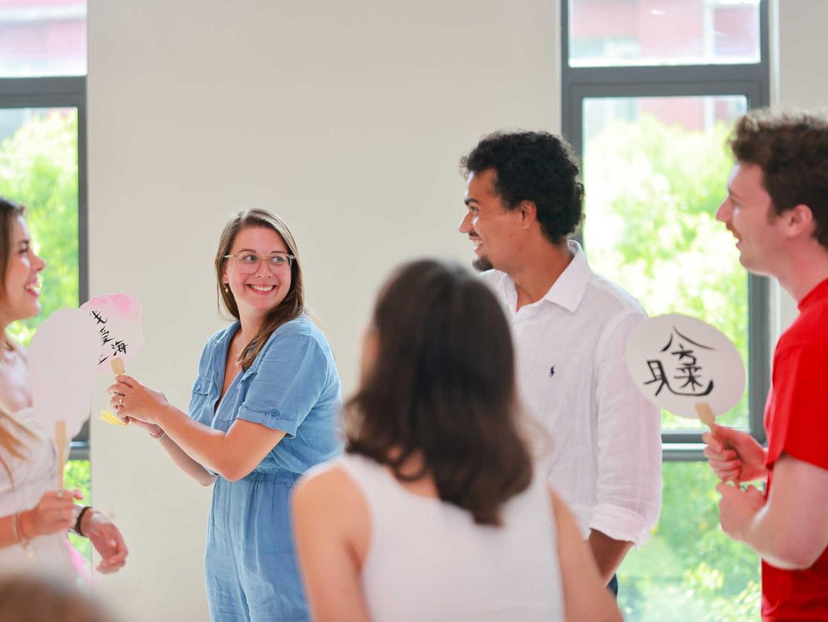 Cours de calligraphie pour la rentrée des étudiants du China Studio