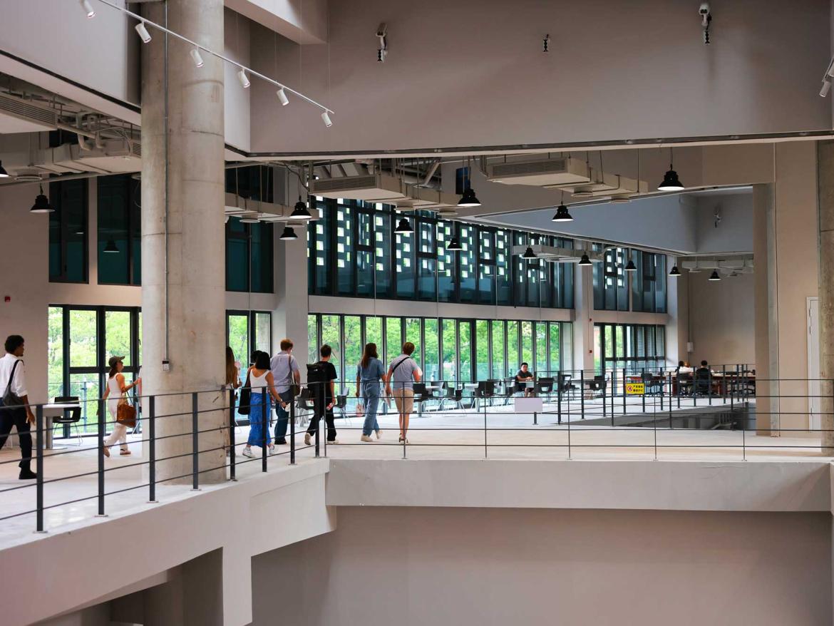 Le China Studio s’intègre dans le campus de Shanghai University, au sein du bâtiment de Shanghai Academy of Fine Arts