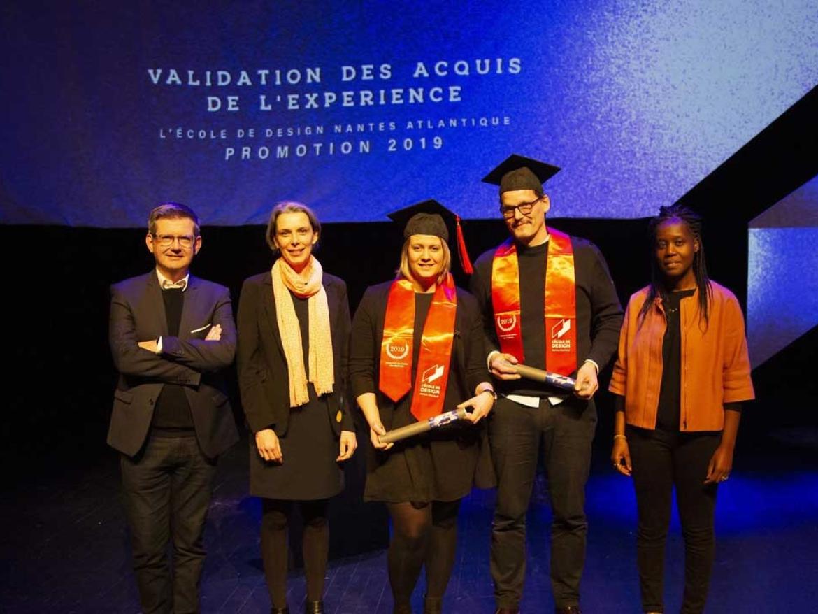 Remise des diplômes de la promotion 2019. Les nouveaux diplômés récompensés par Stéphane Gouret, Maud Meudic et Katie Cotellon, marraine de la cérémonie, responsable du design et de l’expérience chez Saint-Gobain Research.