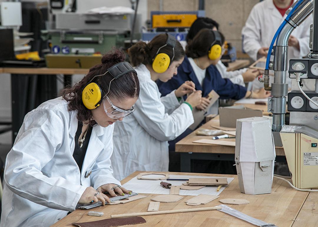 Etudiante à l'atelier maquette - bois