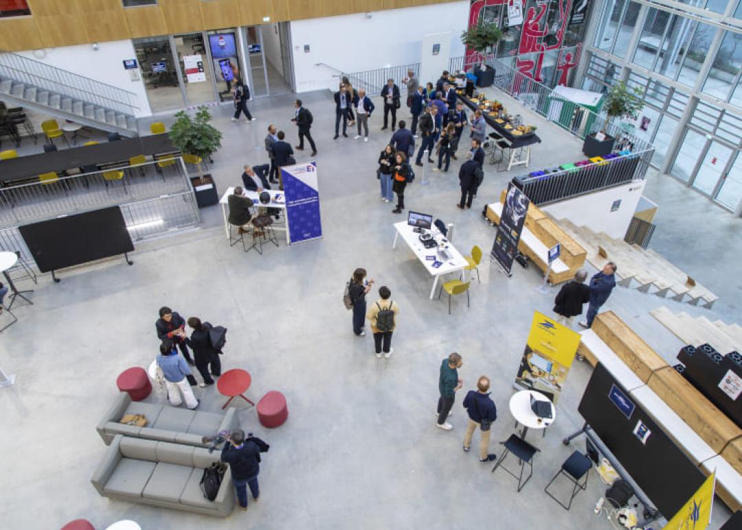 Photo de l'intérieur de l'École de design Nantes Atlantique durant un événement avec plusieurs personnes