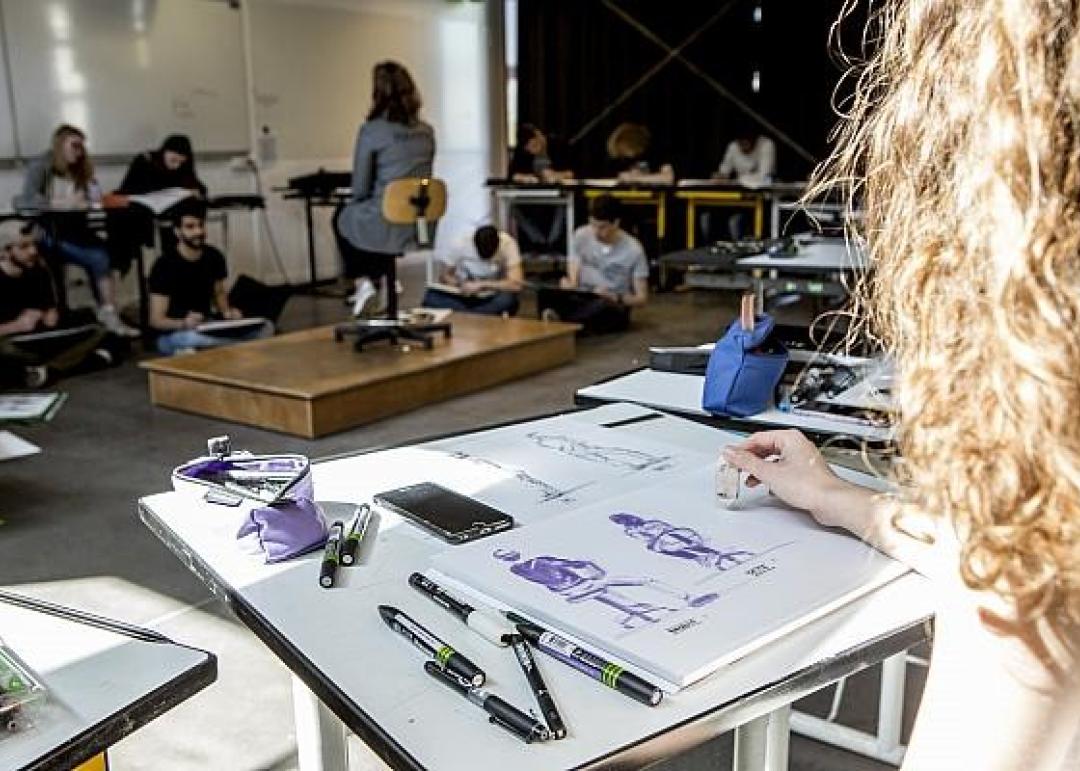 Etudiante de l'école de design de Nantes atlantique en train de dessiner